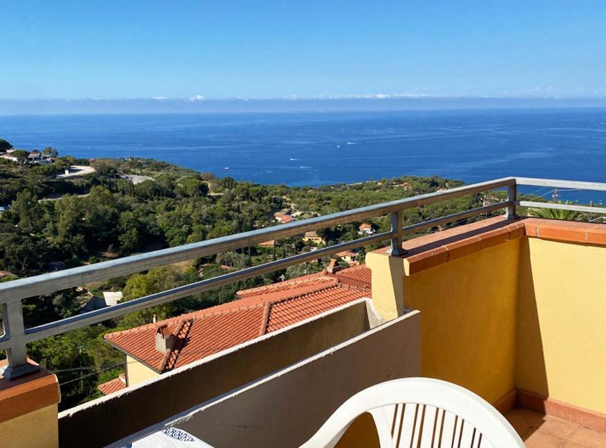 Capoliveri Appartamento Panoramico Con Terrazzo Luaran gambar